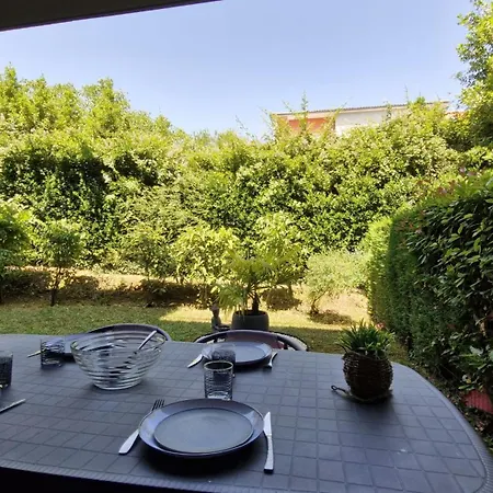 - En Rez-de-chaussee Amenage Avec Elegance - Jardin Privatif