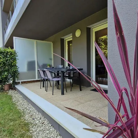 - En Rez-de-chaussee Amenage Avec Elegance - Jardin Privatif 公寓 *